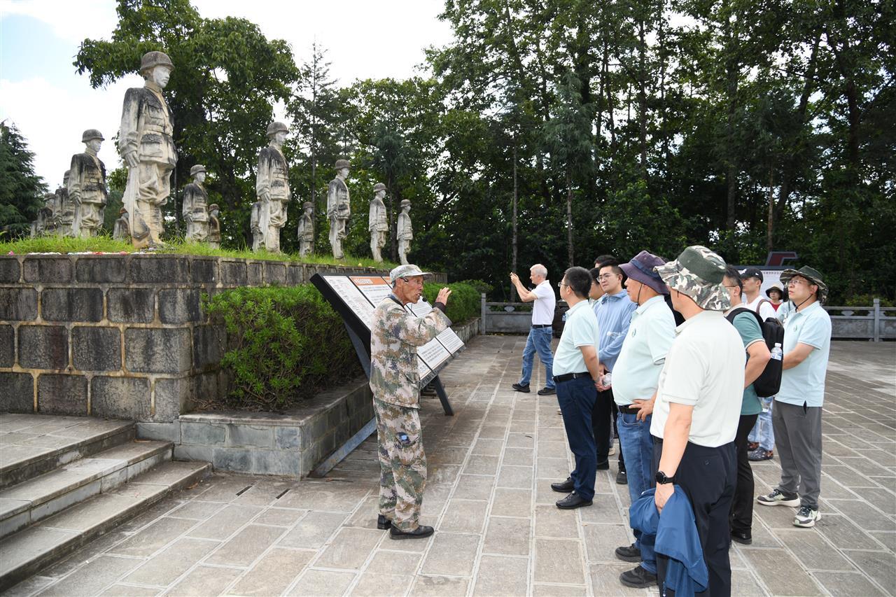 1 华中农大青年教师在中国远征军雕塑群，重温松山战役历史（徐行 摄）.JPG