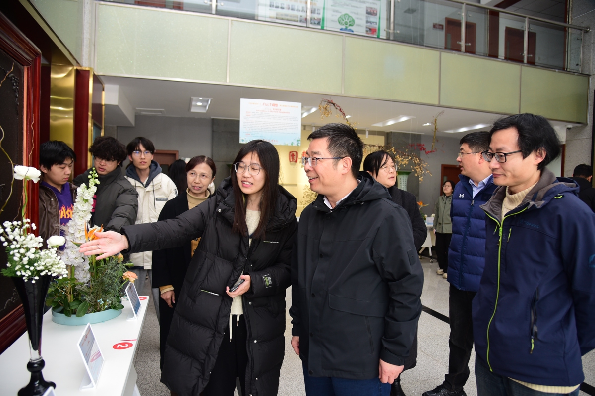 张慧叶同学介绍插花作品.JPG 张慧叶同学介绍插花作品.JPG