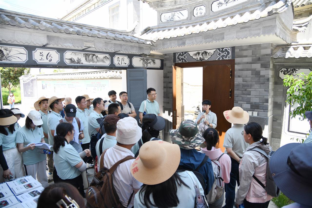 10 古生村科技小院负责人、中国农业大学金可默老师向华中农大青年教师们作介绍（徐行 摄）.JPG